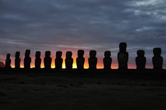 Um inesquecível nascer-do-sol por detrás da fileira de Moais de Tongariki, no sul da Ilha de Páscoa, ilha chilena no meio do Oceano Pacífico